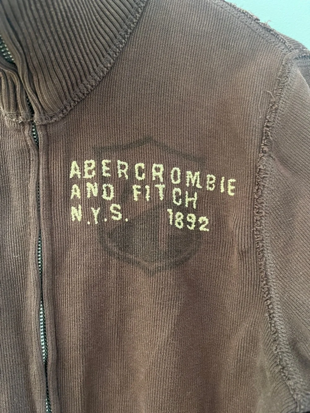 vintage Y2K Abercrombie & Fitch Men's Chocolate Brown Full-Zip Jacket distressed
